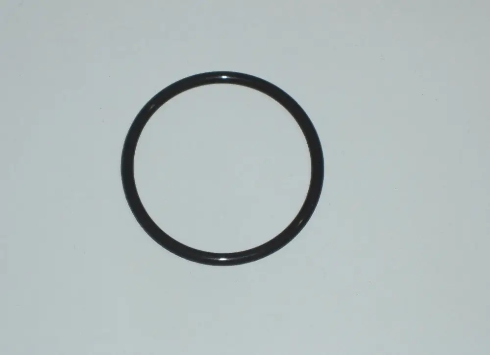 Schwarzer O-Ring auf weißem Hintergrund. Der O-Ring könnte für Anwendungen in DAIKIN Heizsystemen geeignet sein, insbesondere in Altherma R Hybrid Modellen.
